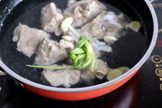 另起锅把筒子骨放进去，放葱姜蒜，加适量的开水没过筒子骨，大火烧开，小火焖