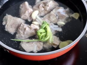 另起锅把筒子骨放进去，放葱姜蒜，加适量的开水没过筒子骨，大火烧开，小火焖