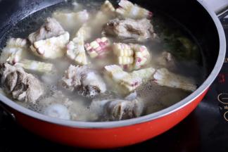 筒子骨煮好之后放入玉米