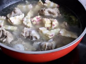 筒子骨煮好之后放入玉米