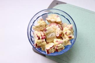 玉米对半切开，切小段