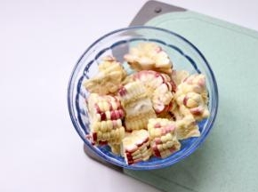 玉米对半切开，切小段