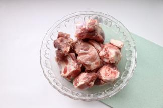 食材准备：筒子骨斩小块，清水多浸泡几次中途换去血水