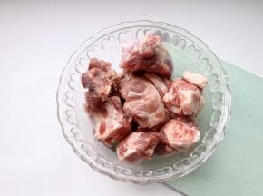 食材准备：筒子骨斩小块，清水多浸泡几次中途换去血水