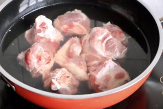 先将筒子骨过水：锅中水烧热把筒子骨放进去煮3-5分钟，倒去锅中的水，去除浮沫