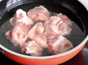 先将筒子骨过水：锅中水烧热把筒子骨放进去煮3-5分钟，倒去锅中的水，去除浮沫
