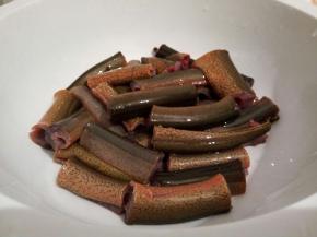 
清理好的黄鳝放案板上切成小段

