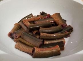 
清理好的黄鳝放案板上切成小段

