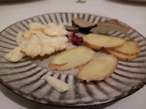 生姜片，蒜，花椒，香叶