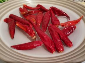 干辣椒提前泡水，这样洗干净了辣椒表面的灰尘，炒的时候还不焦