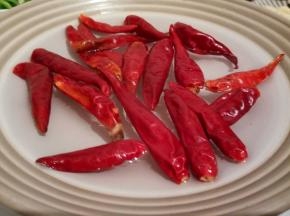 干辣椒提前泡水，这样洗干净了辣椒表面的灰尘，炒的时候还不焦