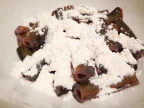 黄鳝加点料酒腌制一会，再洗干净，控水，加玉米淀粉3勺，