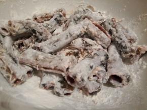 用筷子翻拌均匀