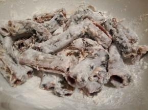 用筷子翻拌均匀