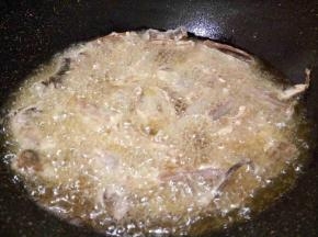 锅里倒入足够多的油，油温8成热，下黄鳝油炸，