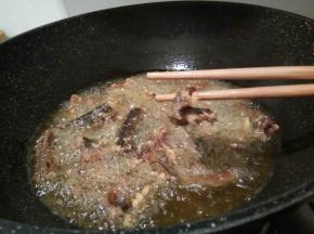 炸至黄鳝用筷子可以扎透，盛盘