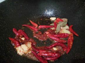 锅里留一点底油，小火，加生姜，蒜，花椒，香叶，郫县豆瓣酱翻炒