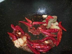 锅里留一点底油，小火，加生姜，蒜，花椒，香叶，郫县豆瓣酱翻炒