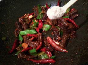 加黄鳝翻炒，加生抽一勺，料酒一勺，盐少许，鸡粉少许，翻炒均匀，