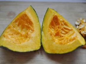 2、南瓜洗净去籽，切块
