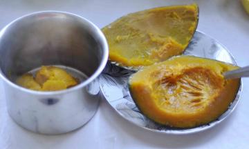 5、用勺把蒸熟的南瓜瓤，挖到盆里