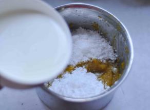 7、将牛奶、白糖和淀粉，倒入南瓜泥中，用料理机搅拌均匀，越细腻越好