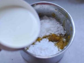 7、将牛奶、白糖和淀粉，倒入南瓜泥中，用料理机搅拌均匀，越细腻越好