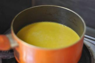 8、倒入不粘锅中，小火慢慢熬，要不停的搅拌