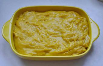 10、将南瓜泥倒在盘子里，冷藏2小时