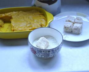 12、椰蓉倒入碗中，将切好的南瓜糕，放入碗里粘上椰蓉，然后装盘