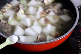 加2g盐调味继续焖煮15分钟左右