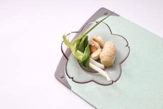 辅料：葱两根打结，蒜瓣，姜2片