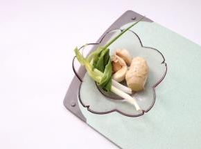 辅料：葱两根打结，蒜瓣，姜2片