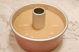 将拌好的蛋糕糊倒入7寸中空蛋糕模内，轻震几下去气泡