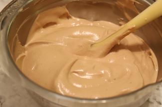 蛋白和蛋黄糊分3次上下翻拌均匀