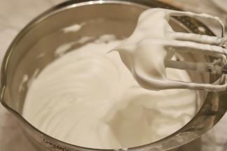 蛋清加入柠檬汁，打至粗泡后，细砂糖分3次加入蛋清内，打至干性