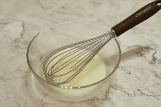 玉米油和牛奶混合乳化