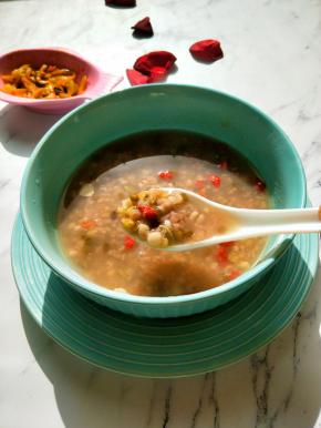 老板告诉我一个小窍门，连包装一起放在冰箱冷冻，第二天在加开水煮会缩短熬煮的时间。