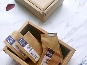 　一味家的杂粮粥就很不错，独立的小包装，一包54克一个人喝一次一包，很方便，这次选的是江南清糯和山岚谷香系列，呵呵主要是喜欢这个名字而选这个组合的。