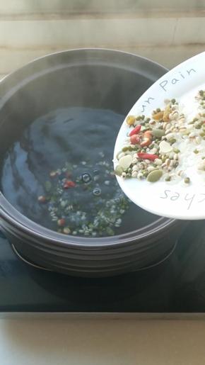 砂锅内放入足量的水，水滚开后加入一味家的两包江南清糯五谷杂粮。