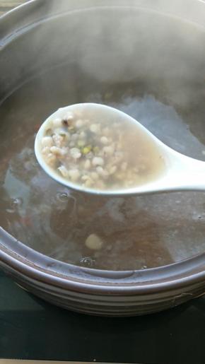 熬煮的粥，喜欢稠一点的伙伴，水一瓶矿泉水的量就可以了。