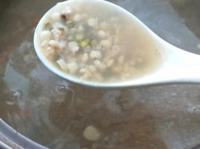 熬煮的粥，喜欢稠一点的伙伴，水一瓶矿泉水的量就可以了。