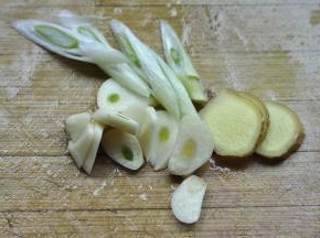 3、葱姜蒜切好备用