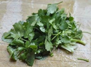 4、香菜切段，备用