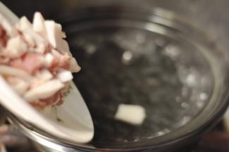 5、砂锅中放入适量清水，羊肉冷水下入锅中