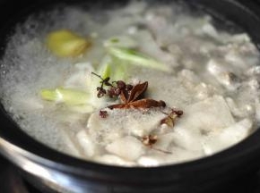 8、加入花椒、大料