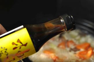 12、再加入柚子酱油，小火煲至山药、胡萝卜软烂