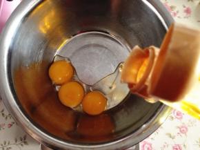 2．	蛋黄中加入玉米油，拌匀，