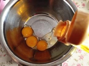 2．	蛋黄中加入玉米油，拌匀，