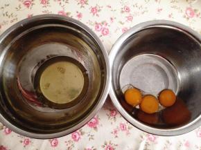 1．	蛋白与蛋黄分离，大约3个鸡蛋就差不多了，分别放在无油无水的干净盆里，